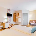 Johannishof Wein-cafe & Gaestehaus Гостевой дом 4*